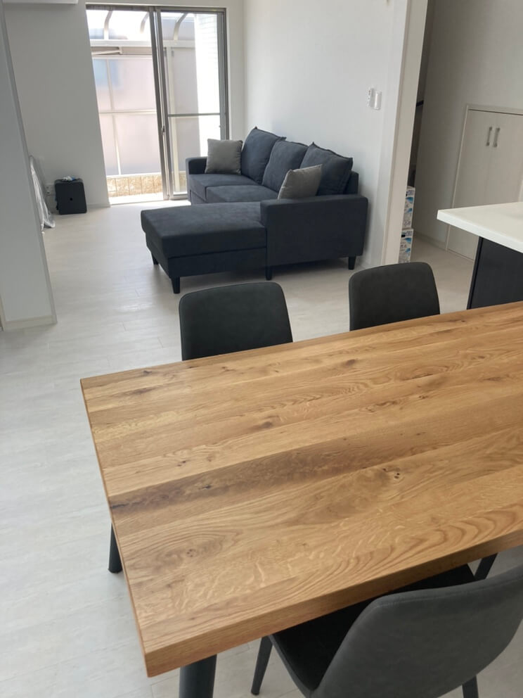 ダイニングテーブルセットとカウチソファー