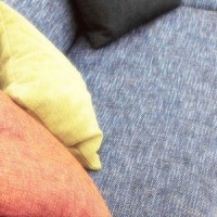 布張ソファとクッションのイメージ