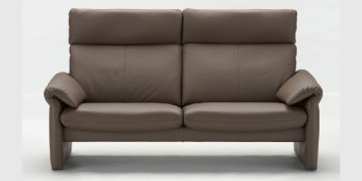 エルポ「ミラノ」。背もたれ部分がリクライニングし、シートが前にスライドして安定感のある心地よさを生み出します。人間工学に基づいた機能と無駄のないデザインが最高のくつろぎを与えてくれます。