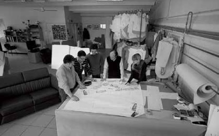 ［S'ACCOMODI］のソファは古くからソファに特化した産地とし て栄えたイタリア南部プーリア州の工房の中からフランスベッド が厳選した高い技術と優れた職人を有する工房で作られています。