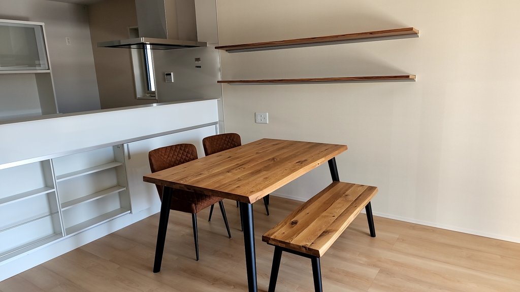 ダイニングテーブル4点セットを納品しました