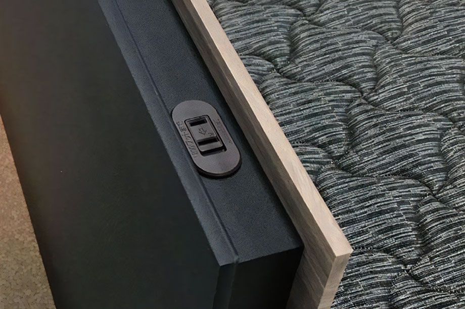 ヘッドボードにはスマホの充電に便利なコンセント付き。