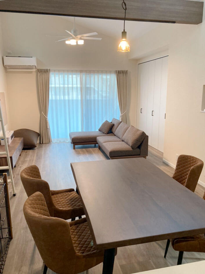 ダイニングスペース奥に設置されたカウチソファー