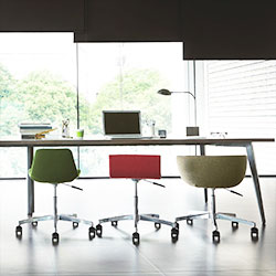 オフィス向けテーブルとイス