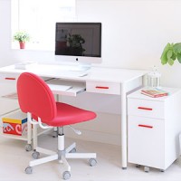 白いデスクと赤いチェアのイメージ