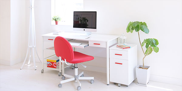 白いデスクと赤いチェアのイメージ