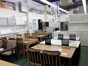 食卓テーブルや食器棚も数多く展示しています。